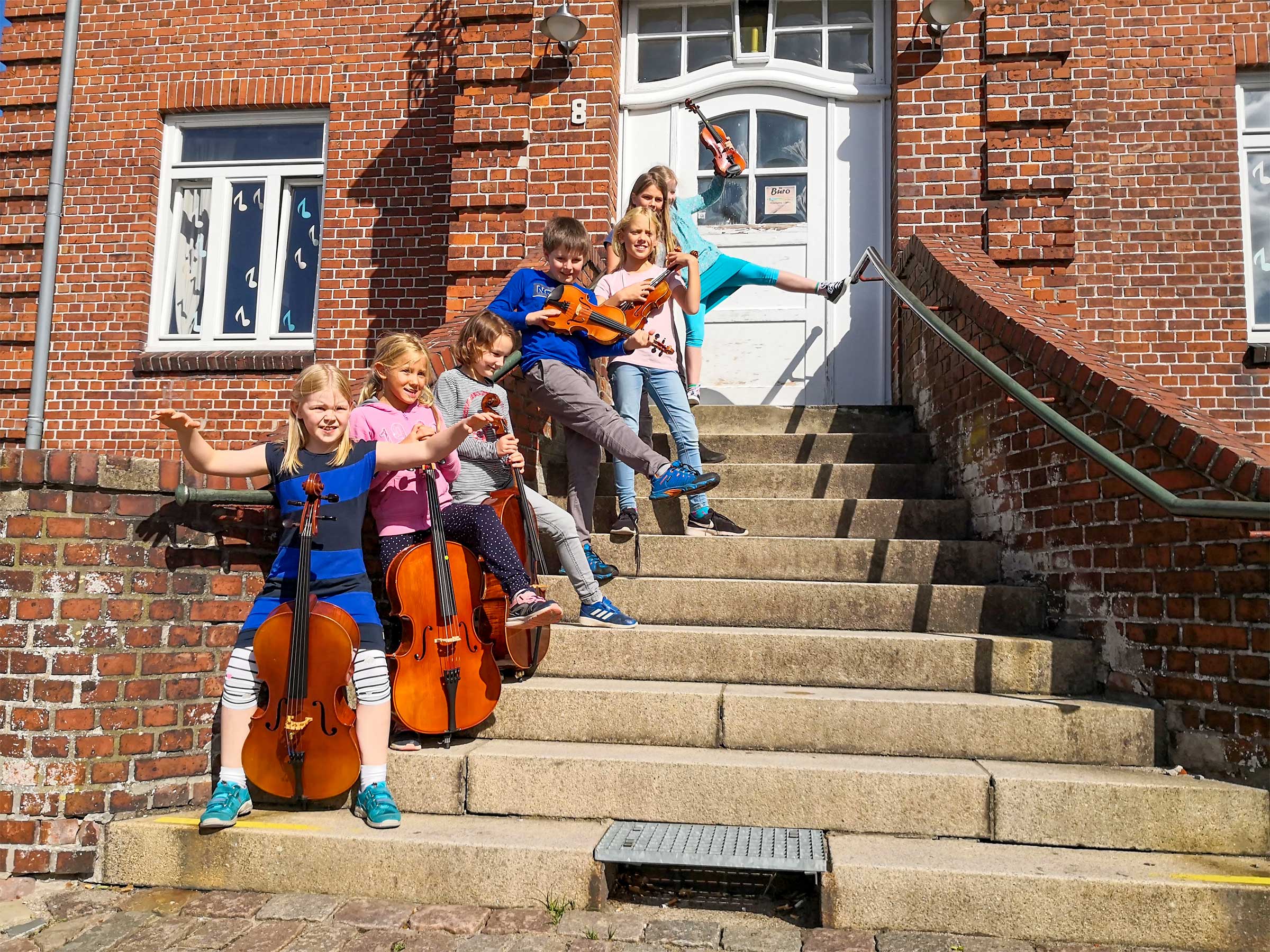 Kinder-auf-Treppe