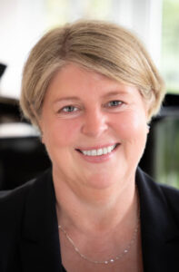 Susanne Drdak – Klavier und Akkordeon Porträt von Susanne Drdak, Lehrkraft für Klavier und Akkordeon an der Musikschule, vor einem Flügel