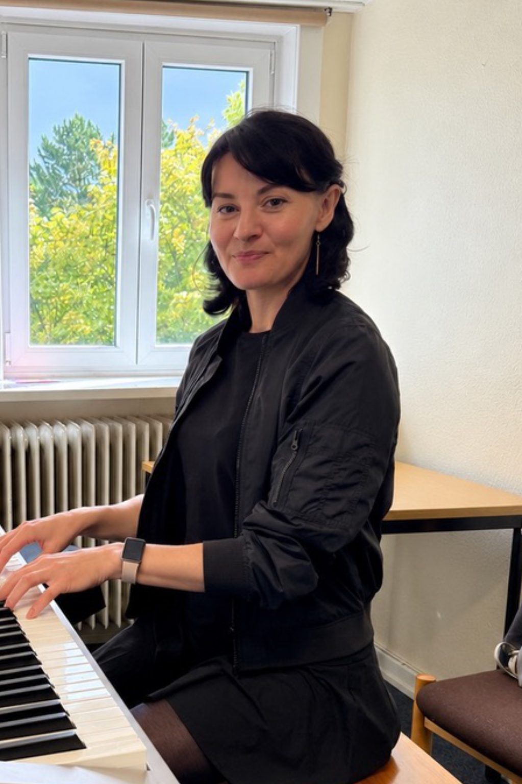Porträt von Valeria Schumann, Lehrkraft für Keyboard und Popgesang an der Musikschule, am Keyboard