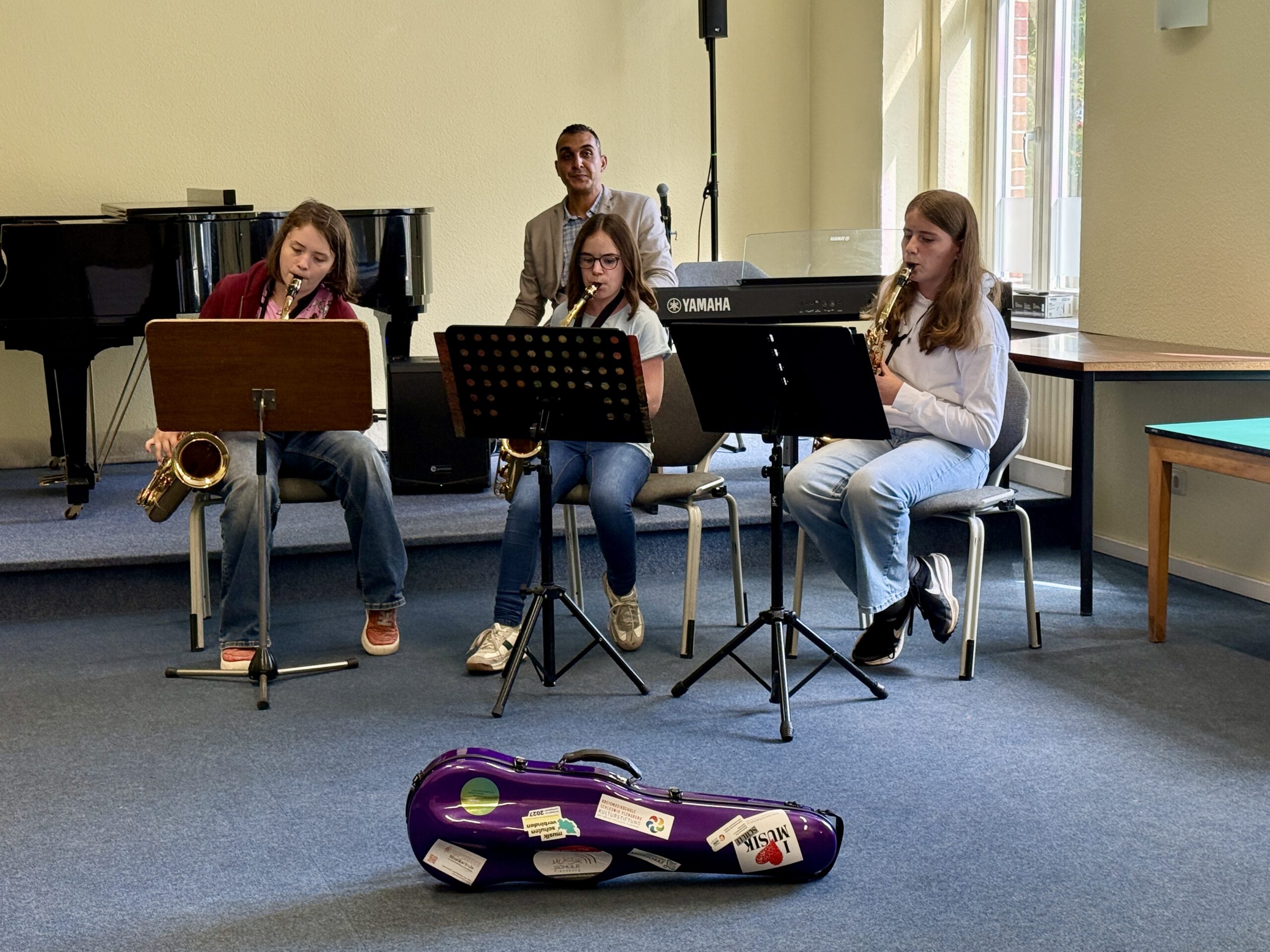 Drei Schülerinnen musizieren beim Dreh zur MusikschulTour.SH in der Musikschule Elmshorn