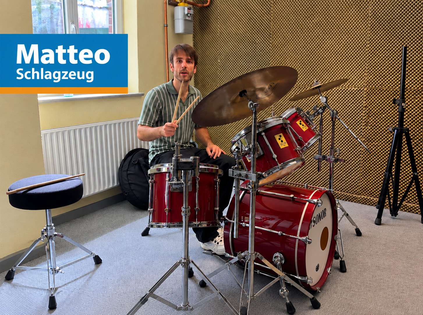 Schlagzeuglehrer Matteo am Schlagzeug in der Musikschule Elmshorn.